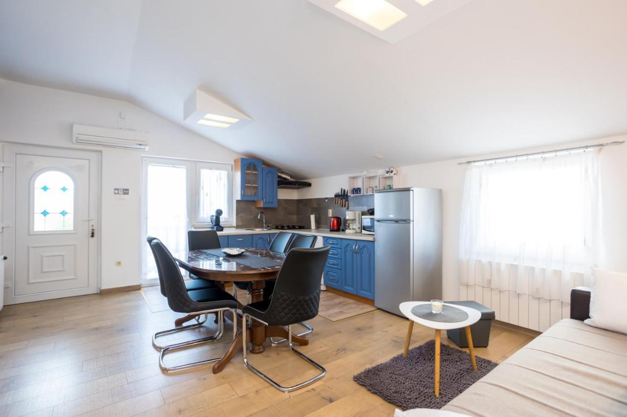 Apartman Luni Sa Bazenom - Malinska, Sveti Anton Sveti Anton  Екстер'єр фото